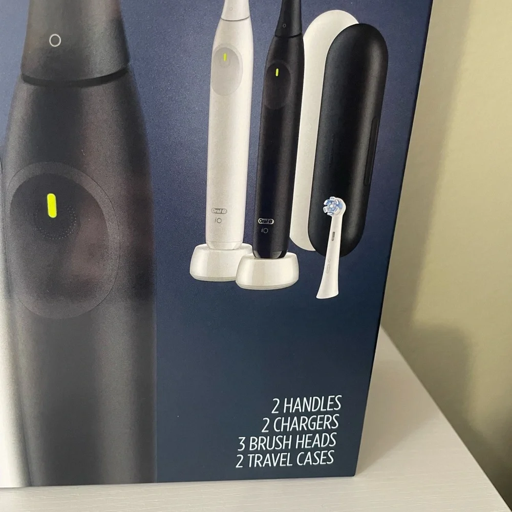 Oral‑B iO Complete Clean Rechargeable Toothbrush Set — Black & White - Picture 3 of 6
